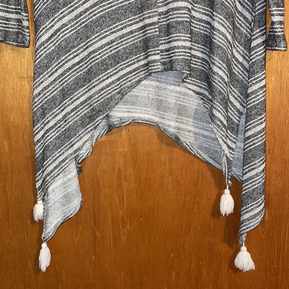•POTTER'S POT•BLACK & WHITE STRIPED ASYMMETRICAL TASSEL HEM TOP SIZE SMALL - Picture 5 of 6